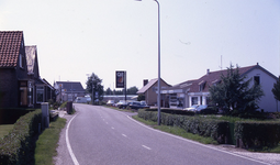 DIA36032 Kijkje op de Molendijk, met Q8 tankstation; ca. 1993