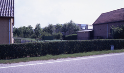 DIA36033 Kijkje tussen de woningen op de Molendijk naar de Moolhoek; ca. 1993