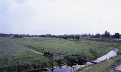 DIA36044 Uitzicht vanaf de Vkeerdamsedijk op het dorp; ca. 1993