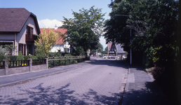 DIA36148 Kijkje vanuit de Swinsedreef richting de Raadhuislaan; ca. 1993