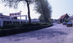 DIA36165 Kijkje op de Raadhuislaan, met shell pompstation; ca. 1993
