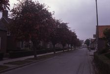 DIA36198 Kijkje op de Middeldijk richting de Dorpsweg en Molendijk; ca. 1980