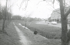 DIA36289 De Raadhuislaan, gezien vanaf de Zeeweg; Pasen 1966