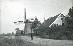 DIA36303 De Molendijk met de molen van Rockanje, op de fiets Oom Janus; 1954