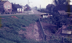 DIA39104 De hoek Molendijk, Peperstraat en Ring; ca. 1980