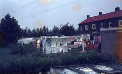 DIA39107 Wasgoed hangt te drogen achter de woningen van het Prinses Ireneplein; ca. 1980
