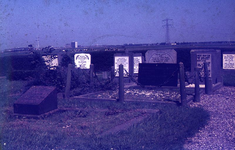 DIA39112 De begraafplaats rond de kerk van Simonshaven; ca. 1980