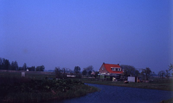 DIA39143 Kijkje op de woning Hogeweg 16, vanaf de kerk; ca. 1980
