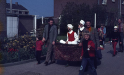 DIA39244 Optocht vanwege Koninginnedag; ca. 30 april 1975