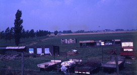 DIA39297 Terrein met landbouwmachines rond het huis Schuddebeursedijk 11; ca. 1990