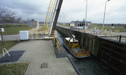 DIA40068 Het schip 'Rozenburg' van Rijkswaterstaat passeert de Voornse Sluis naar het Voedingskanaal; ca. 1990