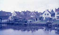 DIA40099 Spijkenisse; ; De achterzijde van de woningen langs de Voorstraat, met het Spui op de voorgrond, ca. 1962