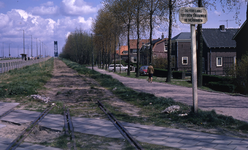DIA40126 Een restant van de tramrails. Het bord 'De toegang tot den tramweg is verboden' staat er nog; 22 april 1967