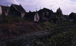 DIA40247 De Vierambachtenboezem en de achterzijde van de bebouwing langs het Noordeinde; 30 mei 1970
