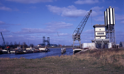 DIA40248 Spijkenisse; ; De nieuwe haven, met op de achtergrond de Spijkenisserbrug. Rechts de silo en werkkraan van de ...