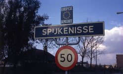 DIA40278 Plaatsnaambord Spijkenisse met een bord Europese gemeente; 6 november 1971
