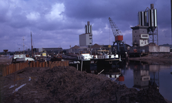 DIA40395 Aanleg van het riool naar de Nieuwe Haven. Op de achtergrond de silo van de betonfabriek; 30 maart 1975
