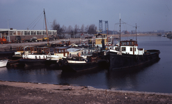 DIA40439 Spijkenisse; ; De haven met schepen, gezien richting de Oude Maas, 21 februari 1976