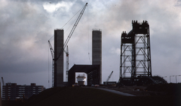 DIA40467 Spijkenisse; ; Aanbouw nieuwe Spijkenisserbrug, 15 april 1977