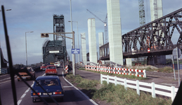 DIA40490 Hoogvliet; ; Aanbouw nieuwe Spijkenisserbrug, gezien vanaf Hoogvlietse zijde, 17 september 1977