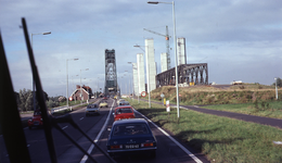 DIA40491 Spijkenisse; ; Aanbouw nieuwe Spijkenisserbrug, gezien vanaf Hoogvlietse zijde, 17 september 1977