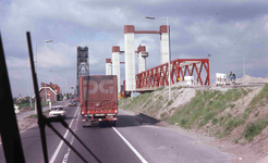 DIA40525 Hoogvliet; ; De Spijkenisserbrug, gezien vanaf Hoogvliet, 13 mei 1978