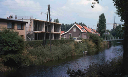 DIA40720 Bouw bejaardenwoningen en de voetgangersbrug over Boezem; 26 juni 1980