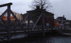 DIA41118 Nieuwbouw langs de Westkade, houten loopbrug over de Oude Haven; 25 februari 1984