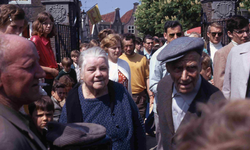DIA41337 Drukte bij het Tolhek in Heenvliet tijdens de Paardenmarkt; 18 mei 1970