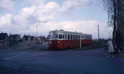 DIA41428 RTM Fuut-stel nadert langs het Molenpad het tramstation; 2 november 1964