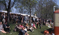 DIA41432 Drukte op de Toldam tijdens de Paardenmarkt in Heenvliet; 18 mei 1970