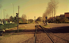 DIA41523 Spijkenisse; ; Tramstation met de kruising Stationsstraat. Op de achtergrond de Spijkenisserbrug, September 1963