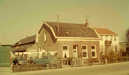 DIA41527 Het pand van Spijkstaal aan de Zijlstraat, tegenover de dorpskerk; September 1963