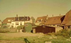 DIA41546 Vanaf de Sintelweg zicht op de achterzijde van de huizen aan de Nieuwstraat; September 1963
