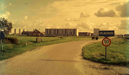 DIA41661 Spijkenisse vanaf de Voorweg, op de achtergrond het begin van de bouw van de Akeleiflat; September 1963