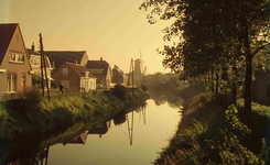DIA41673 De molen, gezien van de Eerste Heulbrug, links de Molenlaan; September 1963