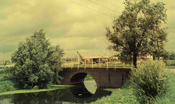 DIA41677 Heulbrug over de Vierambachtenboezem bij de Breekade; September 1963