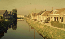 DIA41678 De Vierambachtenboezem, gezien vanaf de Eerste Heulbrug. Links de fabriek van Spijkstaal en rechts de Jan ...