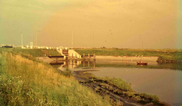 DIA41725 Spijkenisse; ; De nieuwe sluis in de haven van Spijkenisse, 1963