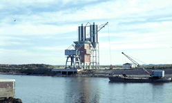 DIA41742 Spijkenisse; ; De Haven van Spijkenisse, de betonsilo's van Firma A. de Boo, November 1966