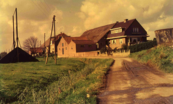 DIA41816 De boerderij van L.W. Berkhout. Op de achtergrond de boerderij van E. Timmer; 1963