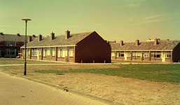 DIA41827 Bejaardenwoningen aan het Adriaan van Ostadepad in Schiekamp; 1963