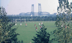 DIA41934 Voetballen op Sportcomplex De Brug; September 1969