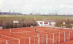 DIA41948 Tennispark 't Kleine Bos, op de achtergrond Aluchemie en de Botlekbrug; 1972