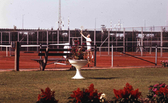 DIA42002 Tennispark 't Kleine Bos; op de achtergrond de Hartelbrug; 1973