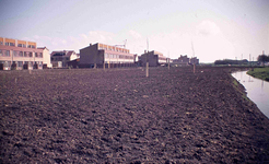 DIA42006 Dakterraswoningen in Sterrenkwartier-West; met rechts de Nieuwe Westdijk; September 1973