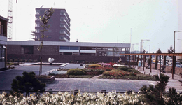 DIA42079 Pergola bij Winkelcentrum 't Plateau; 1972