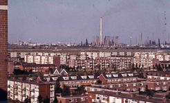 DIA42145 Spijkenisse; ; Zicht op de wijk Hoogwerf, de industrie op de Botlek en de Botlekbrug, vanaf de Churchillflat, ...