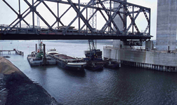 DIA42146 Spijkenisse; ; Plaatsen van het brugdeel in de nieuwe Spijkenisserbrug, ca. 1976