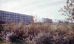 DIA42150 Woonflats van de wijk Sterrenkwartier, gezien vanaf de Hekelingseweg; ca. 1974